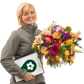 Blumenarrangement mit Frau